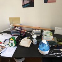 unaufgeräumter Bürotisch